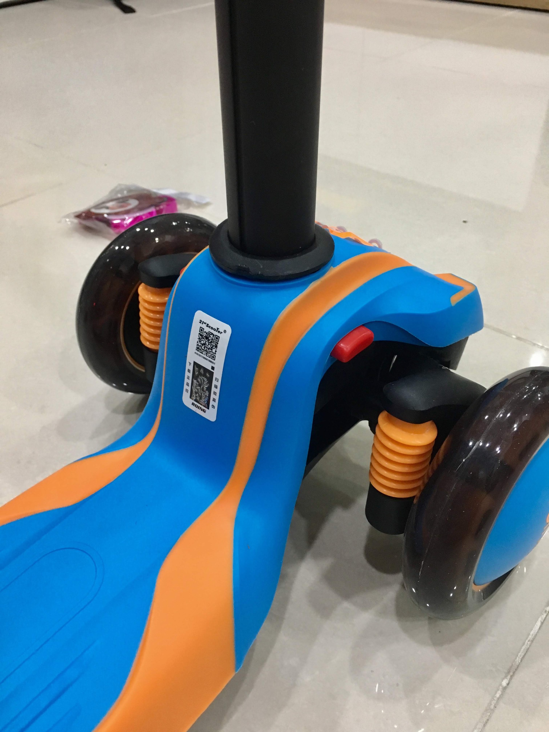 Xe trượt 21st scooter màu xanh dương có hệ thống giảm xóc