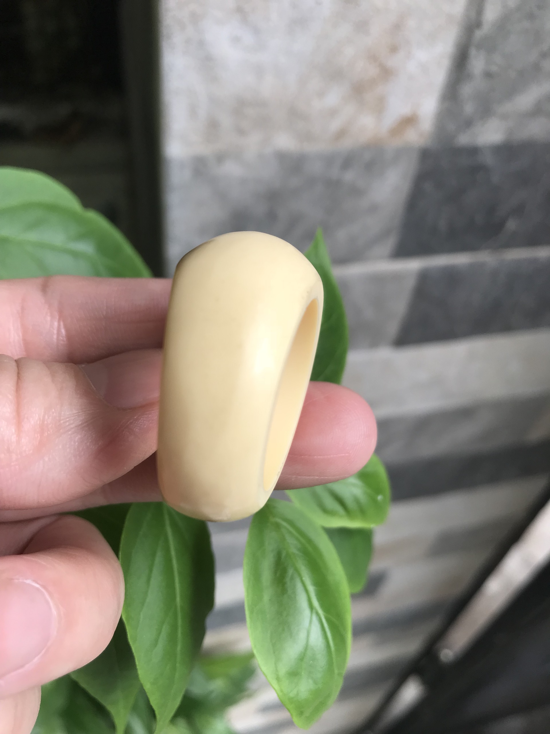Nhẫn Nam Giả Ngà hay Xương Mỹ Nghệ Kiểu Bầu Tròn to phía trên dưới nhỏ màu trắng Ni 23mm Cao 18mm Dầy 8mm Dành Cho Các Anh Nam đeo nhẫn 23mm rẻ đẹp ạ