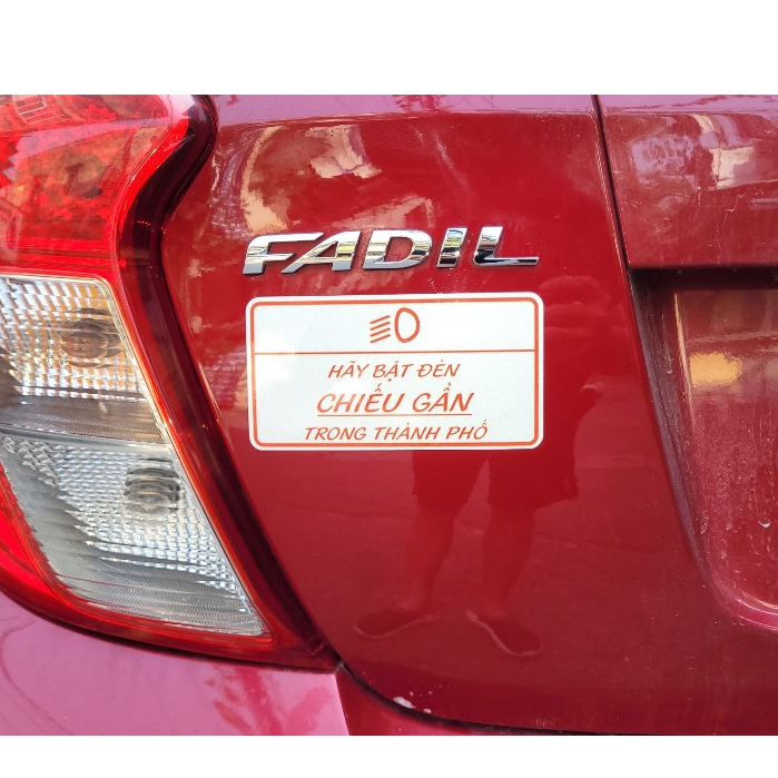 Decal dán xe, tem dán xe, Hãy bật đèn chiếu gần - thiết kế đặc biệt phủ sơn UV dán kính hậu ôtô Mày mò Store.