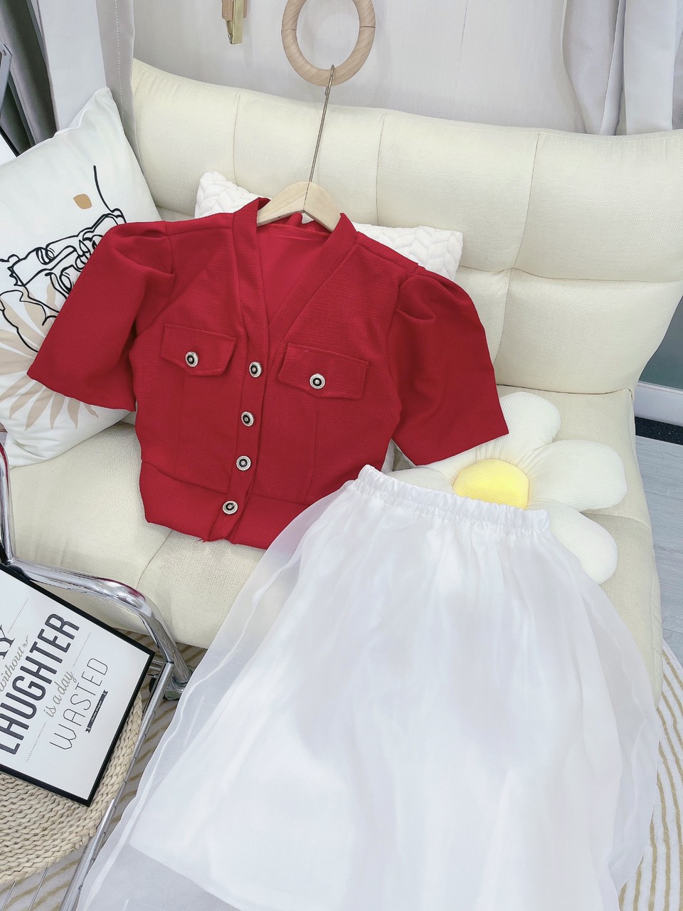 SET ÁO ĐỎ KẾT NÚT + CHÂN VÁY TƠ TRẮNG