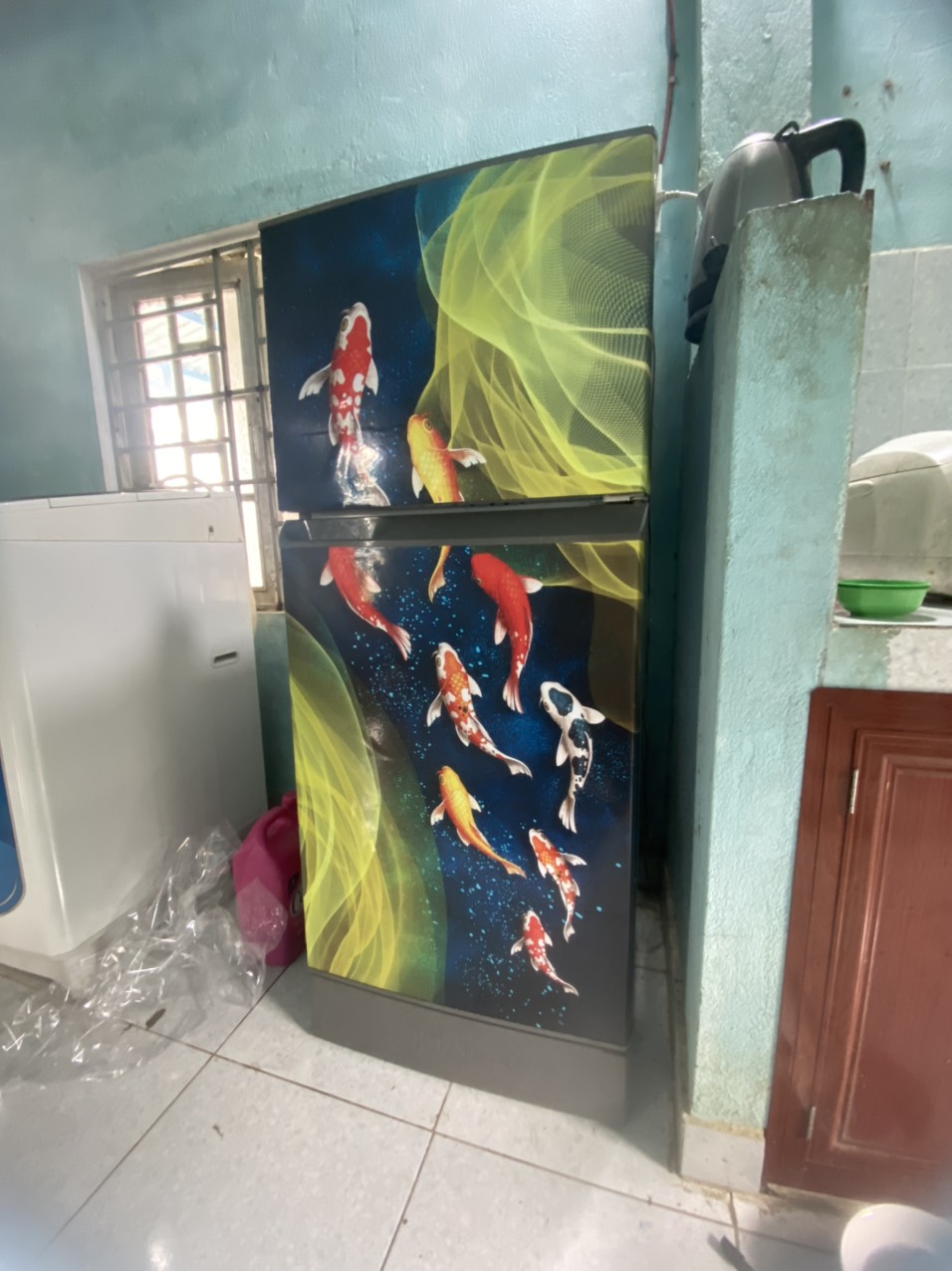 Miếng dán tủ lạnh chất liệu decal , không thấm nước, keo ngược mặt sau, bám dính chắc chắn, dễ dàng lau chùi, hình ảnh in sắc nét