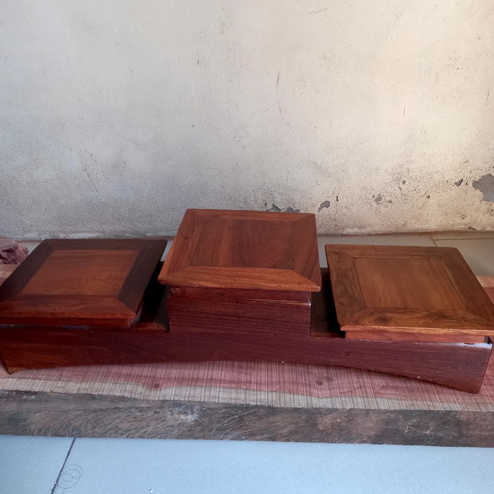 Tam cấp gỗ hương cao 15cm mặt 18cmx18cm