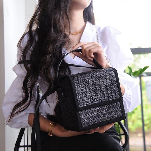 Túi xách cỏ bàng thời trang hình lập phương.