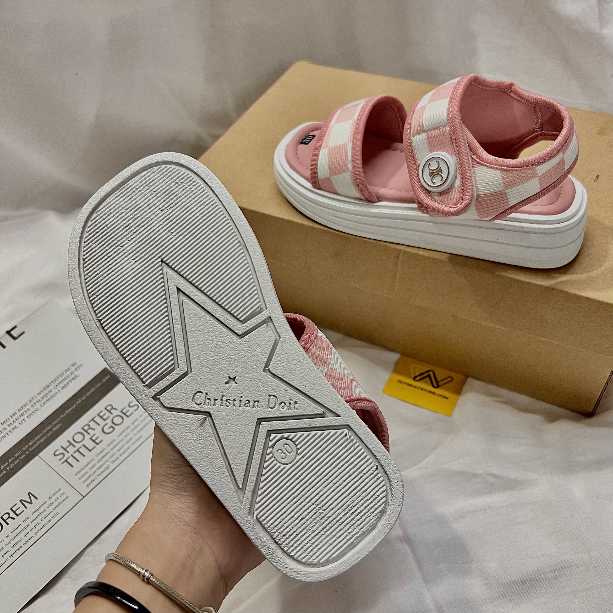 Giày Sandal Em Bé Nữ Gái Quai Ngang Bánh Mì Duy Nhật Store Phối Caro Hồng Khóa Học Sinh Đi Học Đẹp May Xung Quanh Đế Cao