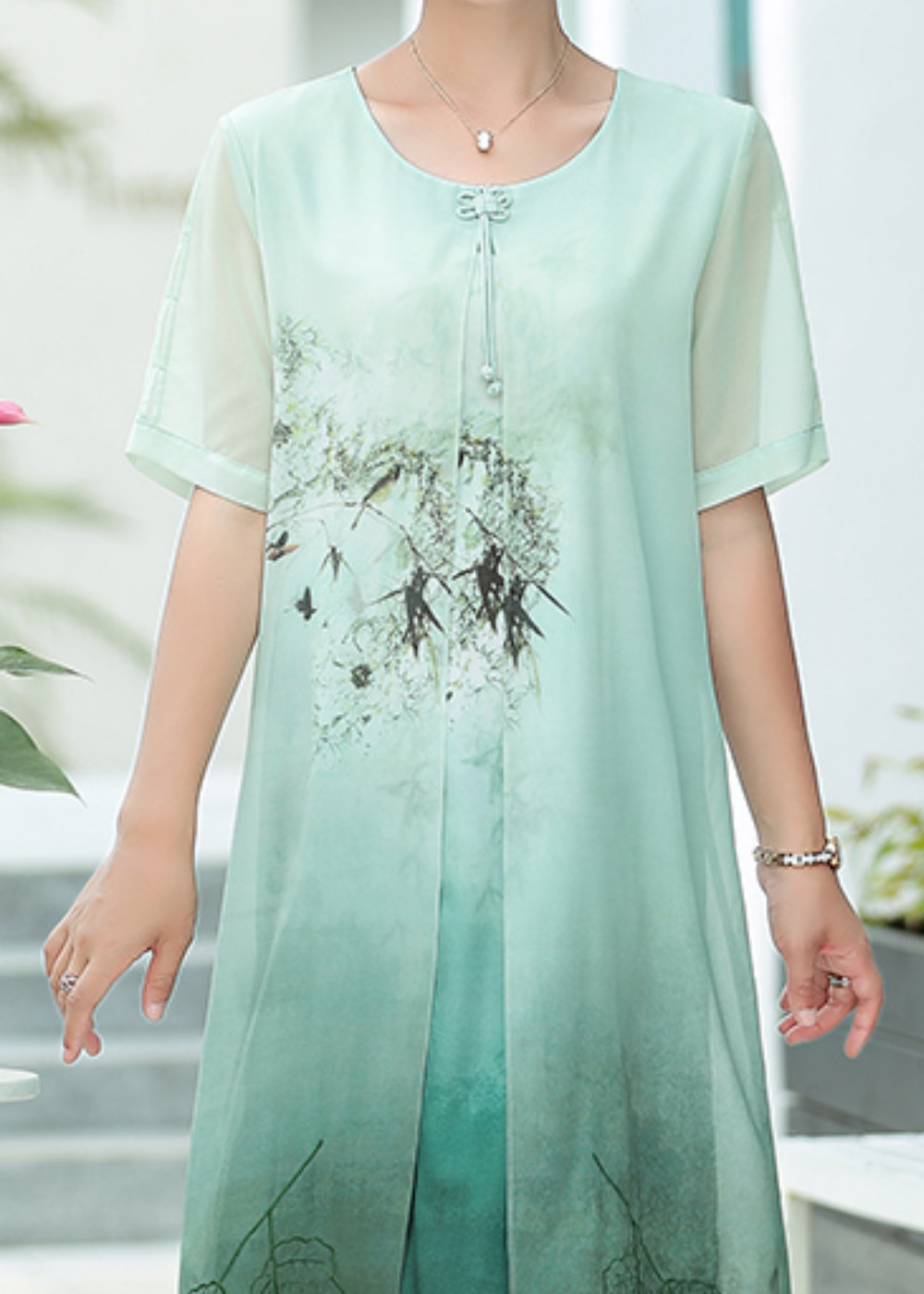 Váy trung niên chất liệu lụa voan thiết kế cao cấp kiểu dáng suông cách điệu cổ tròn tay ngắn họa tiết thủy mặc màu xanh ngọc A53