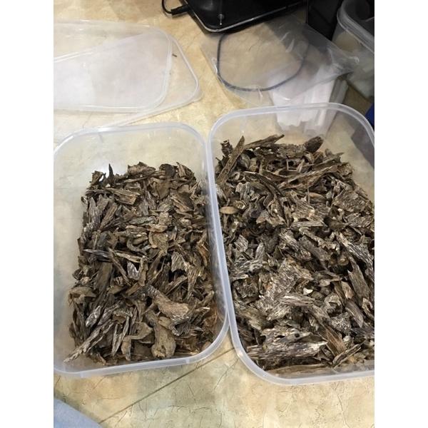 Trầm kiến xông mùi ngọt như mật ong