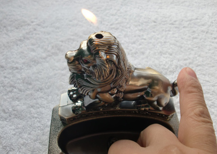 Bật Lửa Kèm Gạt Tàn Hình Sư Tử