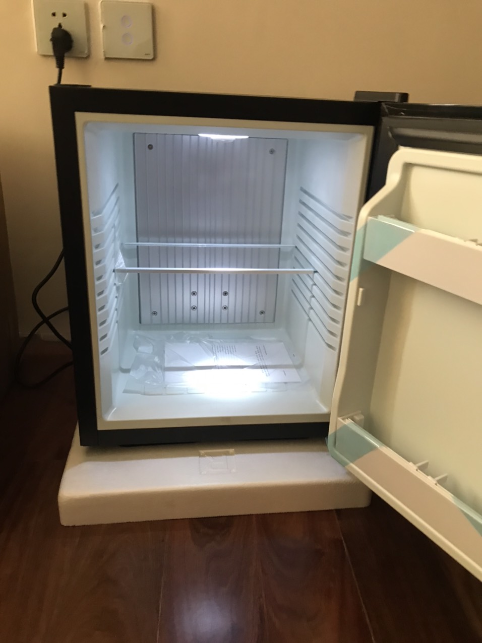 Tủ mát - Minibar, Tủ bảo quản mỹ phẩm, Model: BCH-36B2, Thể tích 36L, Công suất 65W, Điện áp 220VAC, Cửa gương sang trọng, Không tiếng ồn, Tiết kiệm điện năng