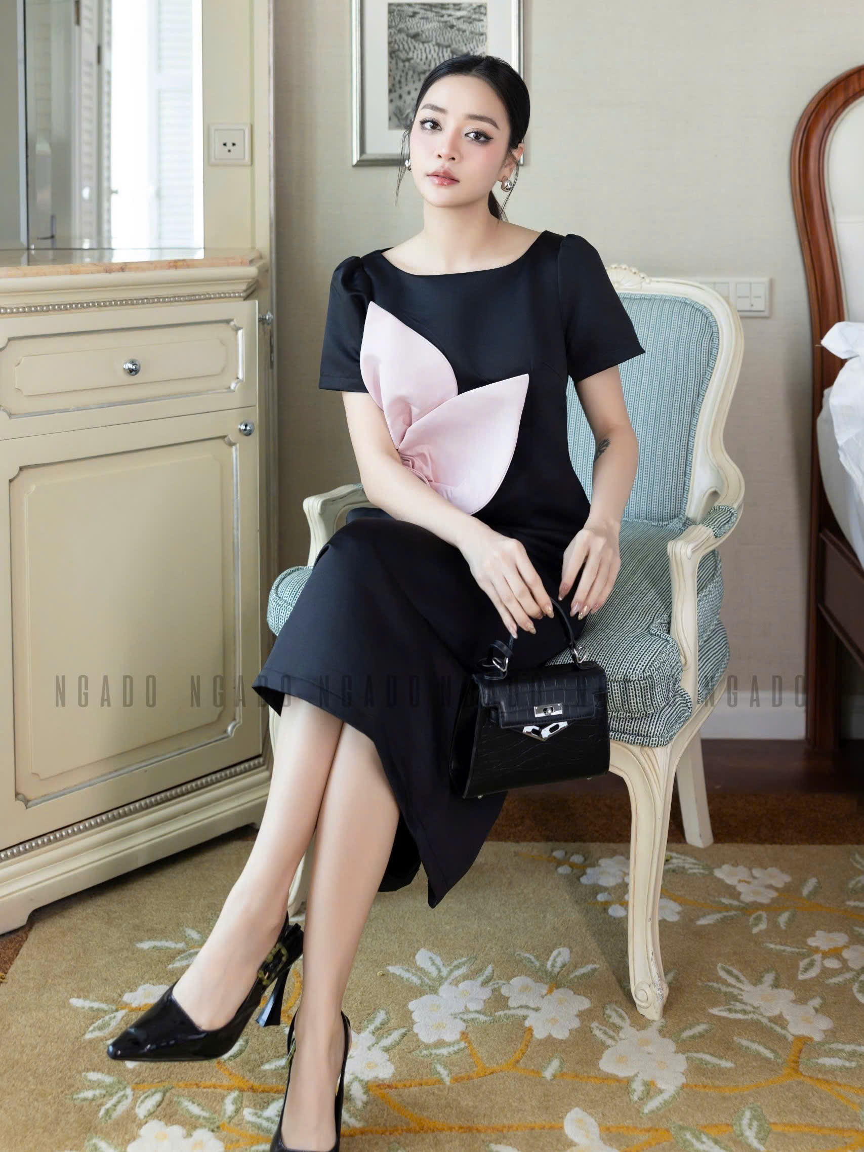 Đầm đen cổ thuyền phối hoa NGADO , đầm dự tiệc , đầm bút chì