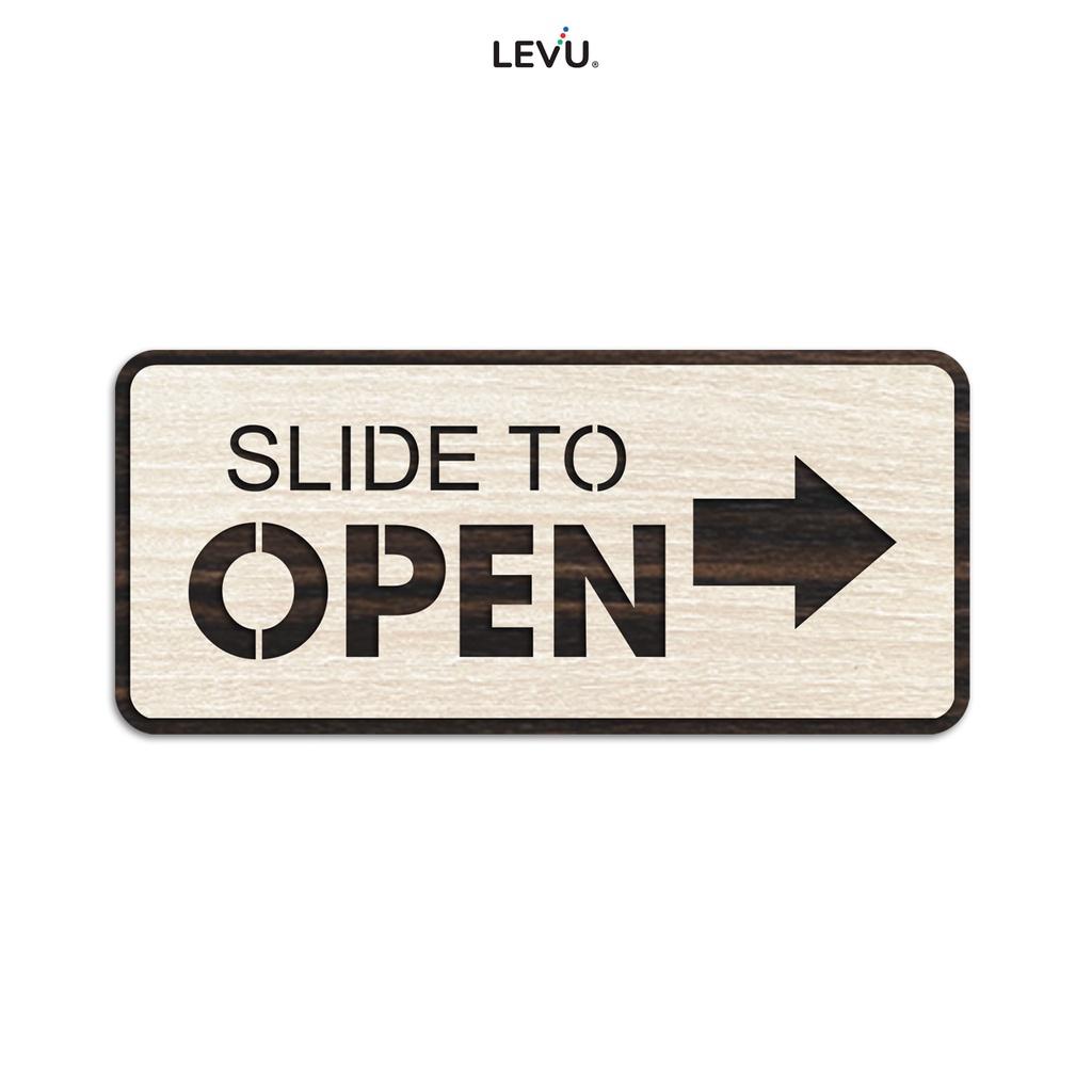 Bảng gỗ slide to open LEVU TP08 mũi tên chỉ hướng kéo mở cửa ra vào phòng