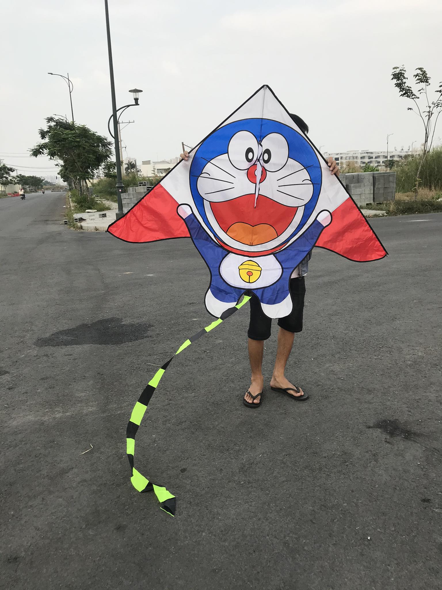 - Diều doremon - Tặng tay cầm thả diều 150m dây + túi vải đựng  doraemon