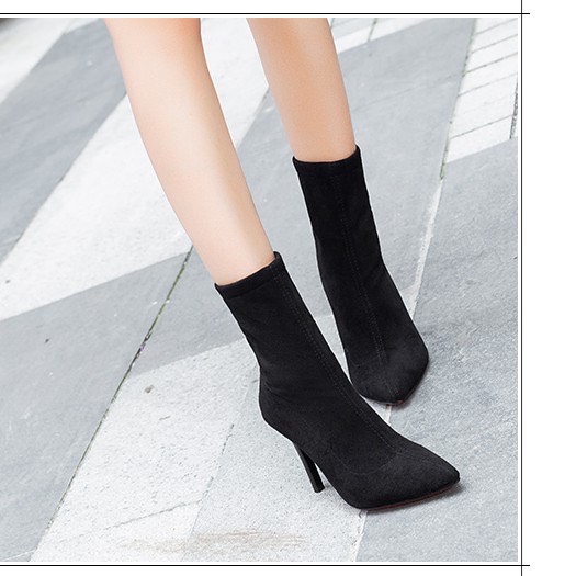 Bốt nữ da lộn mũi nhọn gót nhọn cao 8cm màu đen cao ngang bắp chân