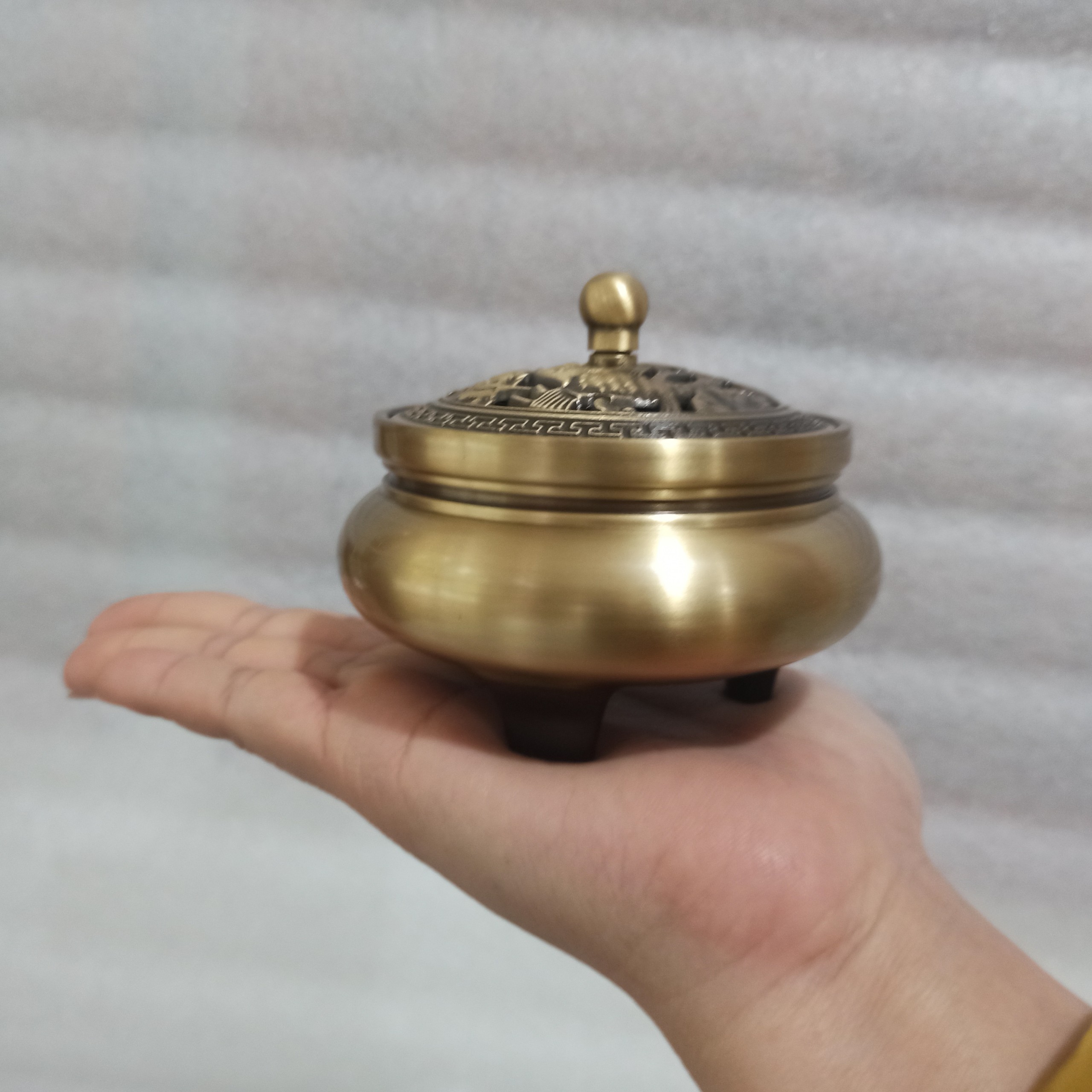 Lư đốt trầm hương bằng đồng vàng nguyên khối- Lư trầm-Đồ đồng Nguyệt Ánh
