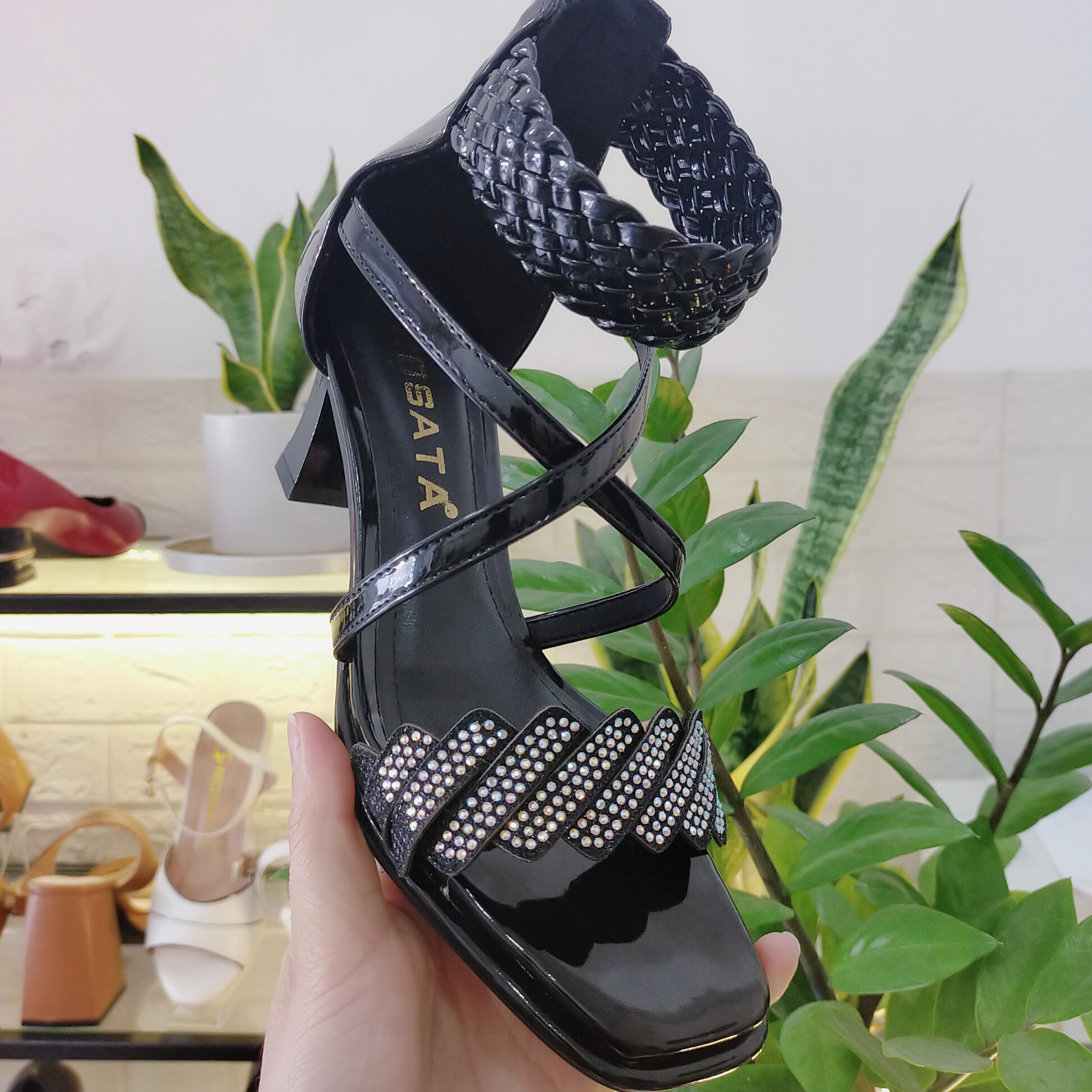 Giày sandal cổ cao, quai ngang đính hạt ROSATA RO540 cao 6p - đen, đồng- HÀNG VIỆT NAM - BKSTORE