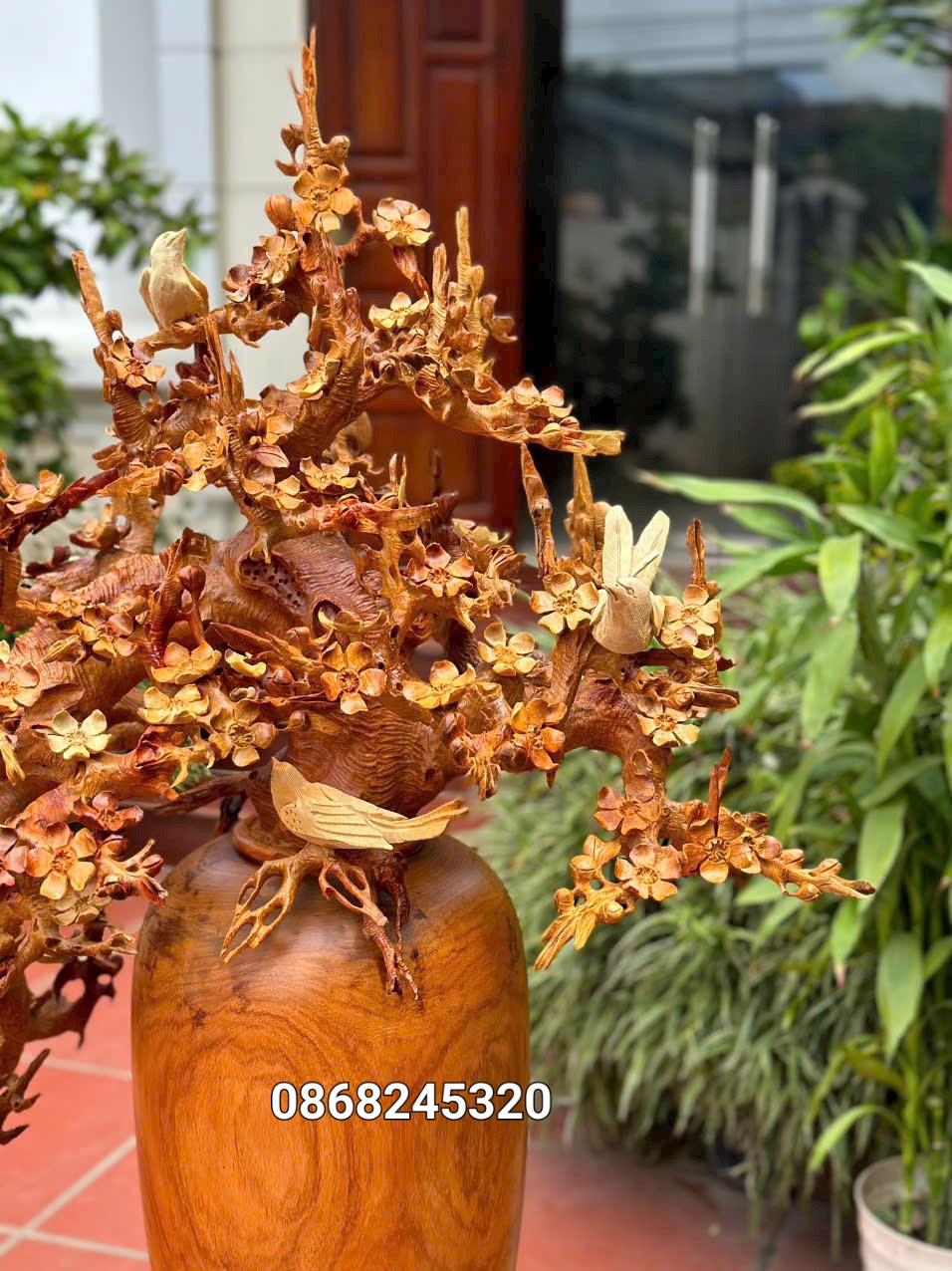 1 Bình hoa mai lan phong thủy trang trí phòng khách bằng gỗ hương