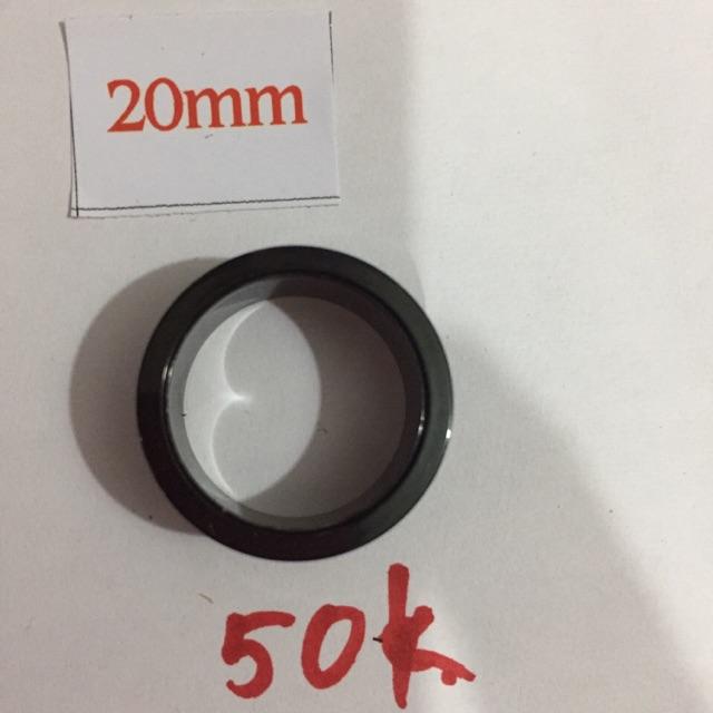 Khuyên tai  20mm mầu đen bán lẻ 50k/1 chiếc.