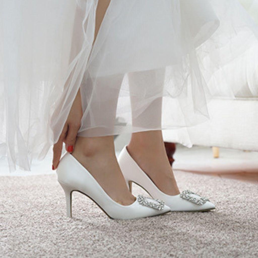 Giày cao gót, giày cưới cô dâu chất liệu lụa satin màu trắng hoa đá chữ nhật cao cấp - GCC031