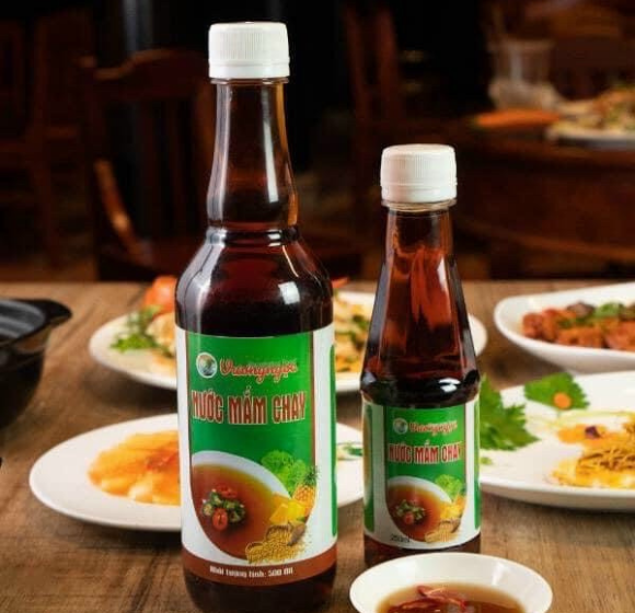 Nước mắm chay vương ngọc, đặc sản Tây Ninh, nước chấm từ quả thơm, đậu nành, không sử dụng phẩm màu thực phẩm