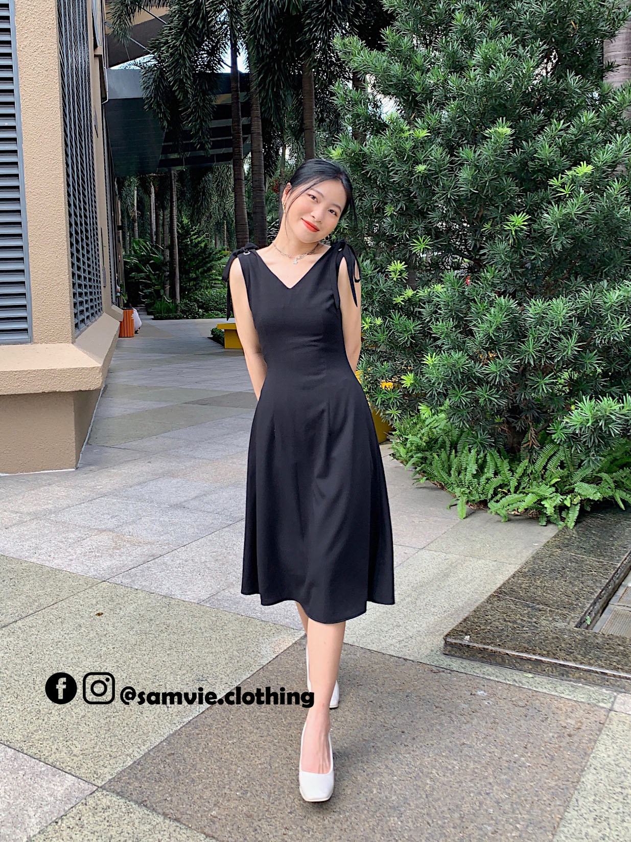 Đầm đen sát nách cổ tim Samvie