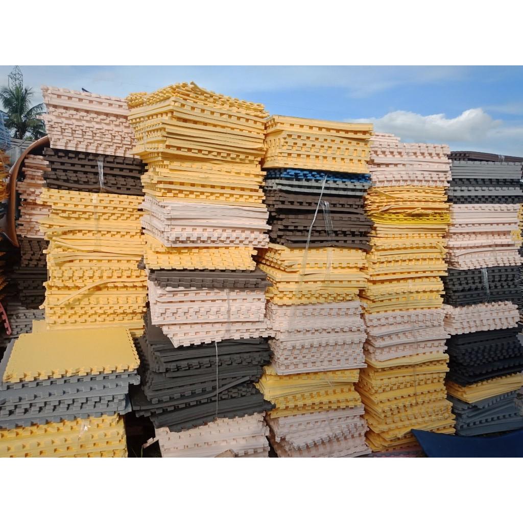 thảm xốp kem và nâu 60cm x 60cm x 1,8cm