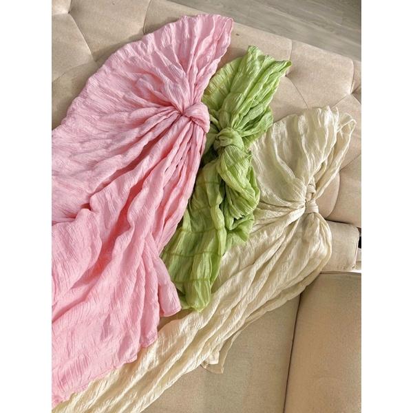 Set trễ vai ngực tay phồng xanh hồng