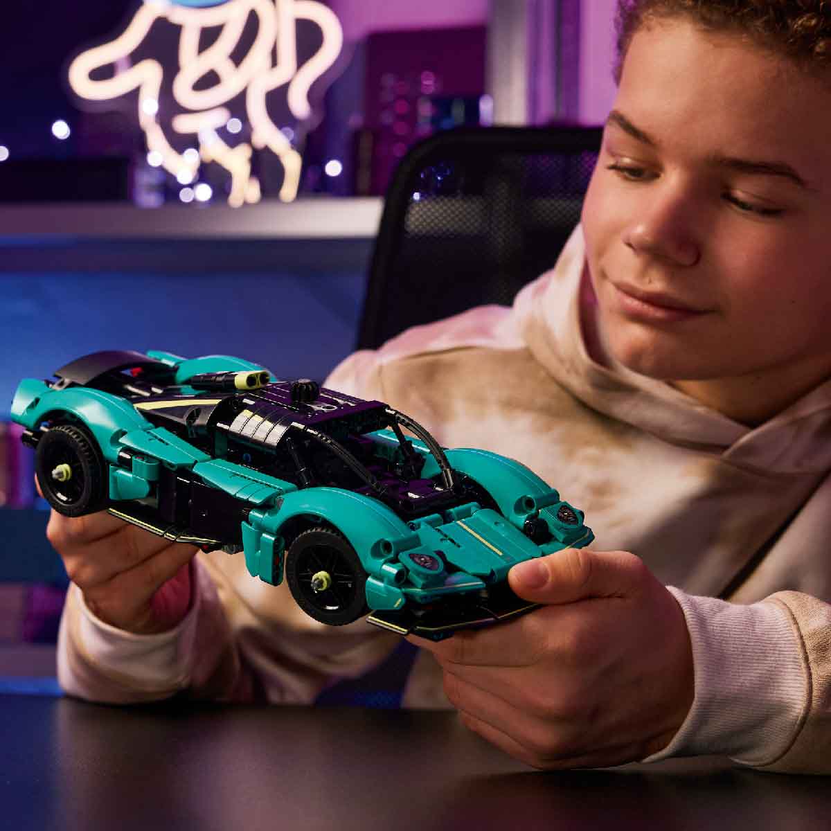 Đồ Chơi Lắp Ráp Siêu Xe Aston Martin Valkyrie LEGO TECHNIC 42208 (707 chi tiết)