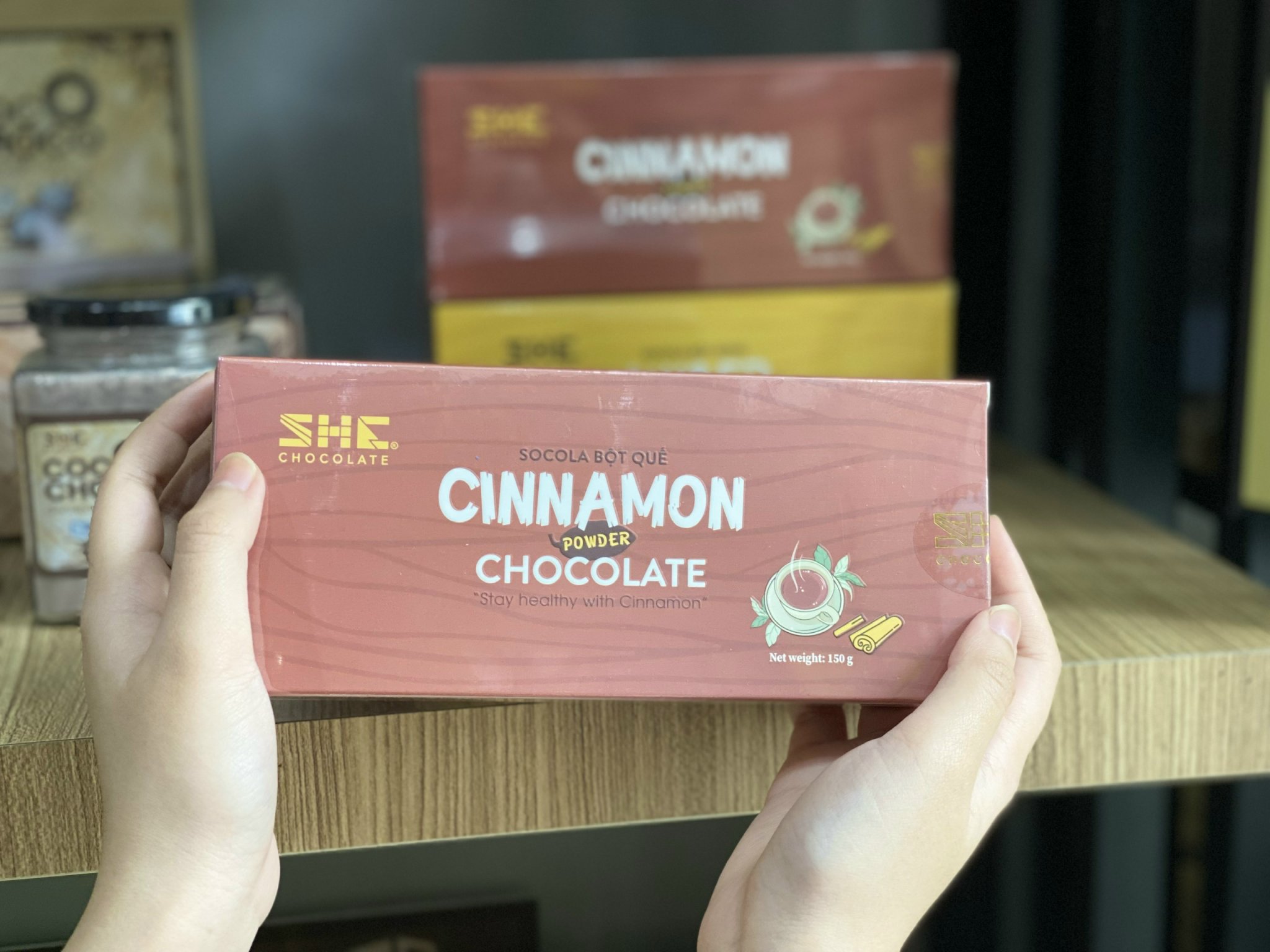 Socola bột Quế - Hộp 150g - SHE Chocolate - Tốt cho sức khỏe, khả năng kháng khuẩn tốt, bổ sung năng lượng, pha đá/ nóng uống siêu ngon, tiện lợi, đa dạng vị giác. Quà tặng sức khỏe, quà tặng người thân, dịp lễ