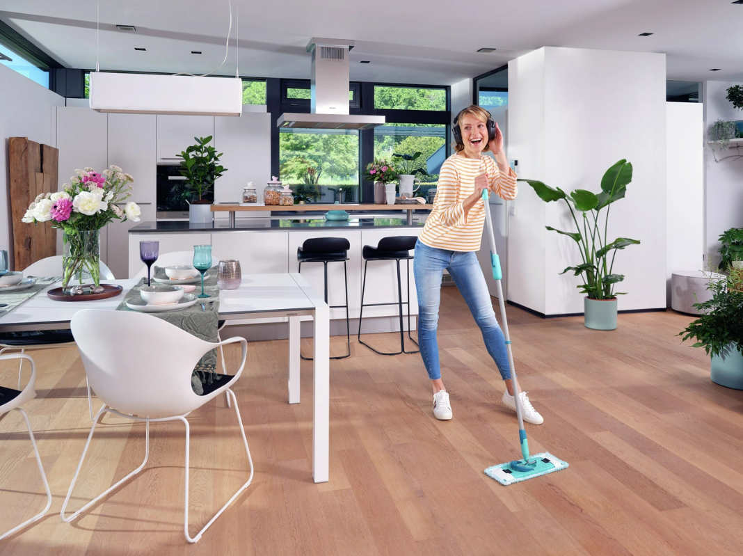Cây Lau Nhà Leifheit 52120 Twist Medium Ergo, Chổi Lau Nhà Đa Năng, Lau Sạch Mọi Góc Cạnh, Cán Cây Lau Nhà Cầm Chắc Tay, Vắt Dễ Dàng, Khớp Nối Xoay 360 Độ, Bền Đẹp, Nhập Đức