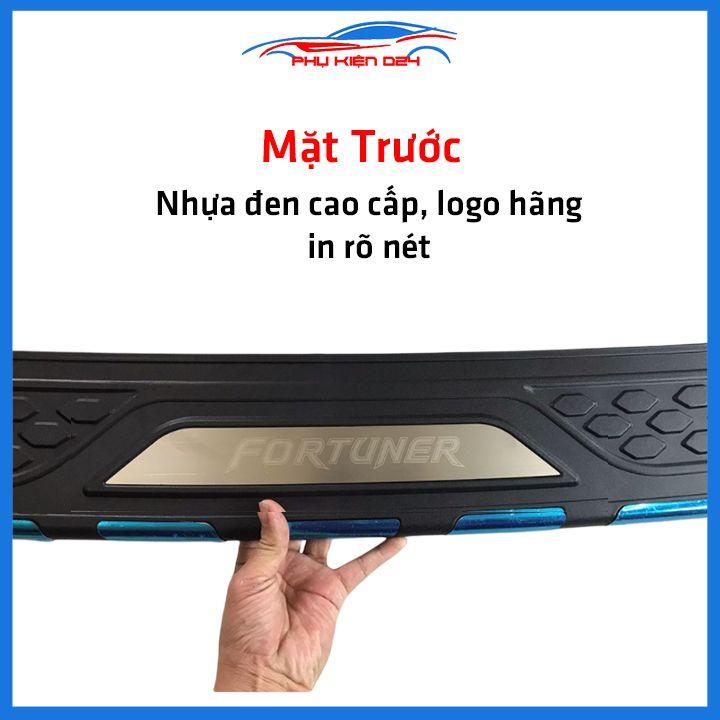 Ốp chống trầy cốp ngoài nhựa đen Fortuner 2017-2018-2019-2020-2021-2022 mẫu phản quang chống xước trang trí xe