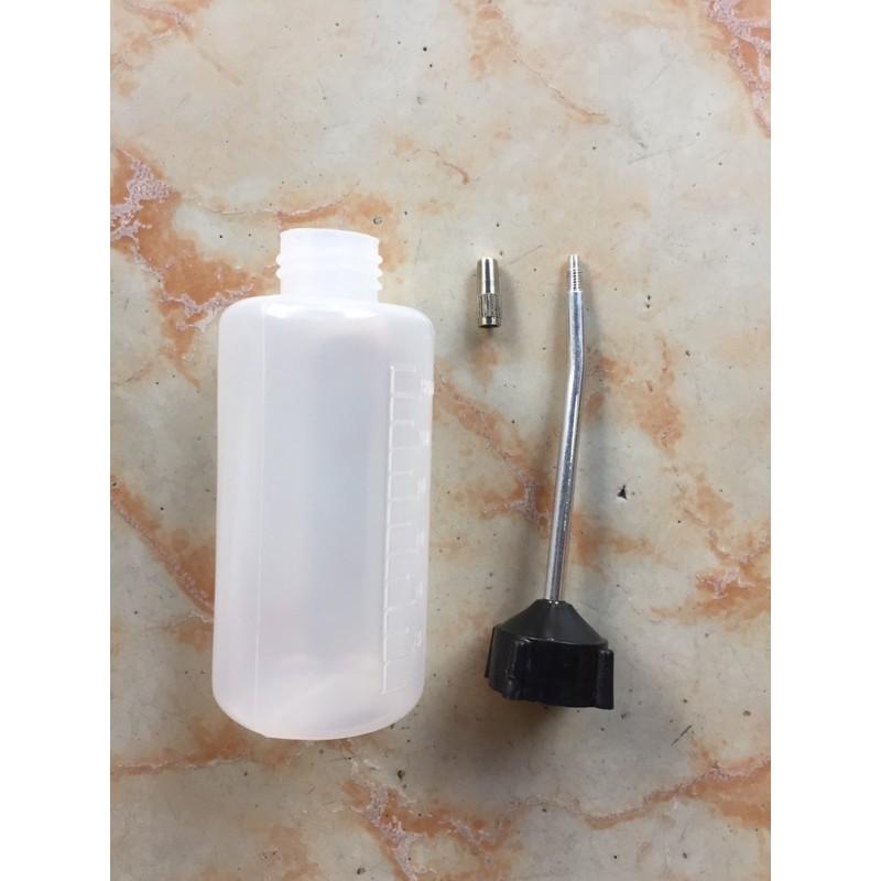 BÌNH TRA CHÂM NHỚT ĐẦU VỊT NHỚT RA BĂNG KIM LOẠI , BÌNH CHÂM DẦU MÁY CÓ CHIA VẠCH. Dung tích 120ml.