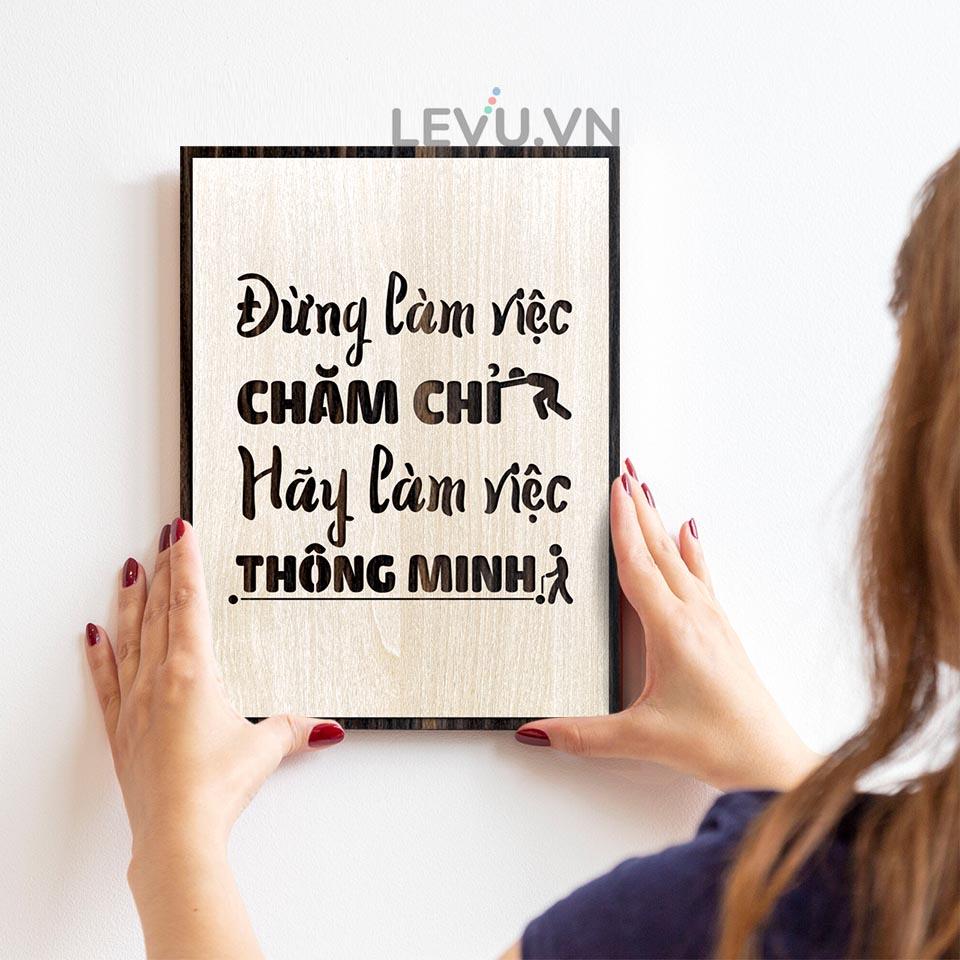 Tranh treo tường đơn giản LEVU LV031 "Đừng làm việc chăm chỉ hãy làm việc thông minh"