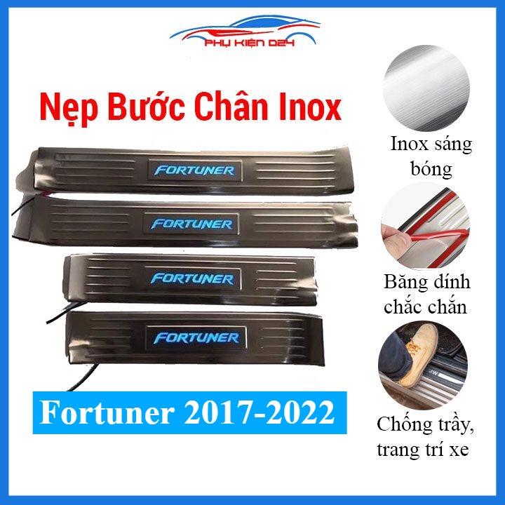 Bộ nẹp bước chân trong Inox Fortuner 2017-2018-2019-2020-2021-2022 có đèn Led chống trầy xước, trang trí xe hơi