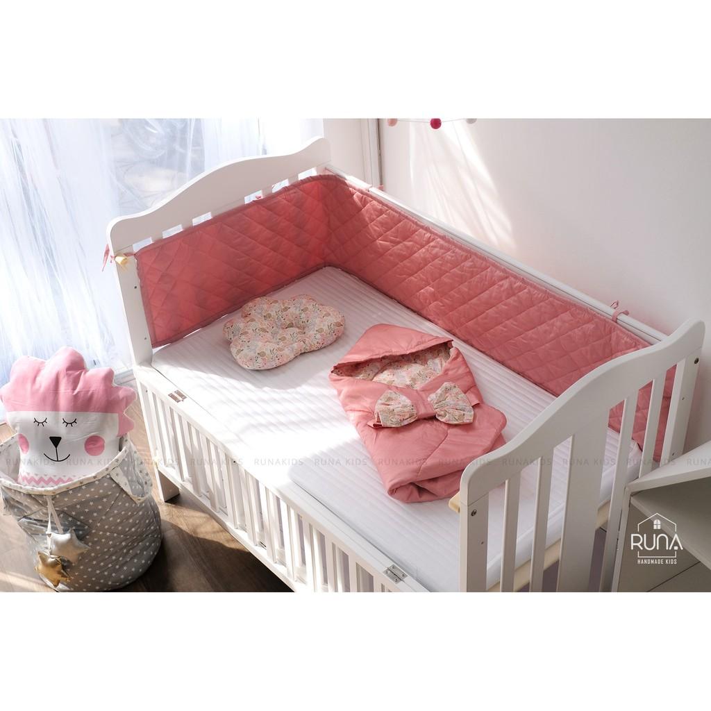 Quây cũi mỏng RUNA KIDS chất liệu Satin cao cấp mềm mịn, thoáng mát, an toàn cho làn da em bé