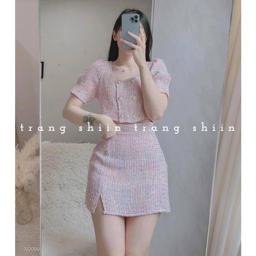 Set dạ hồng áo crop đính nút kèm chân váy ngắn xẻ tà mẫu chị nina lê
