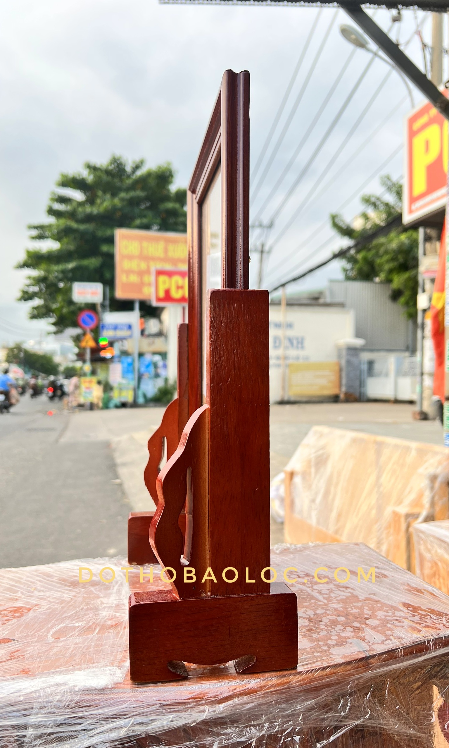 Khung ảnh thờ gia tiên gỗ tràm bông vàng để ảnh 18 x 24cm- 2 màu