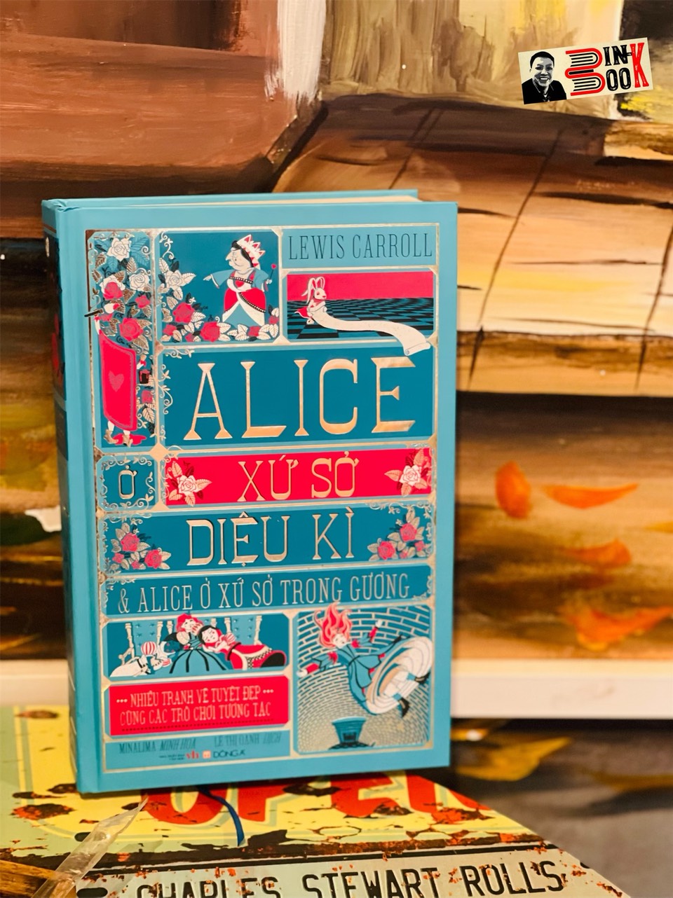 (Bìa cứng, in màu toàn bộ. Có pop up.) ALICE Ở XỨ SỞ DIỆU KÌ &amp; ALICE Ở XỨ SỞ TRONG GƯƠNG - Lewis Carroll – Lê Thị Oanh  dịch – MinaLima minh hoạ - Đông A – NXB Văn Học