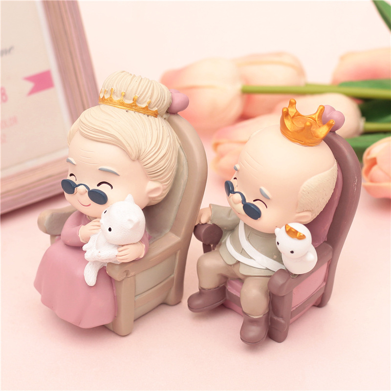 Tượng Ông Bà Đội Vương Miện
