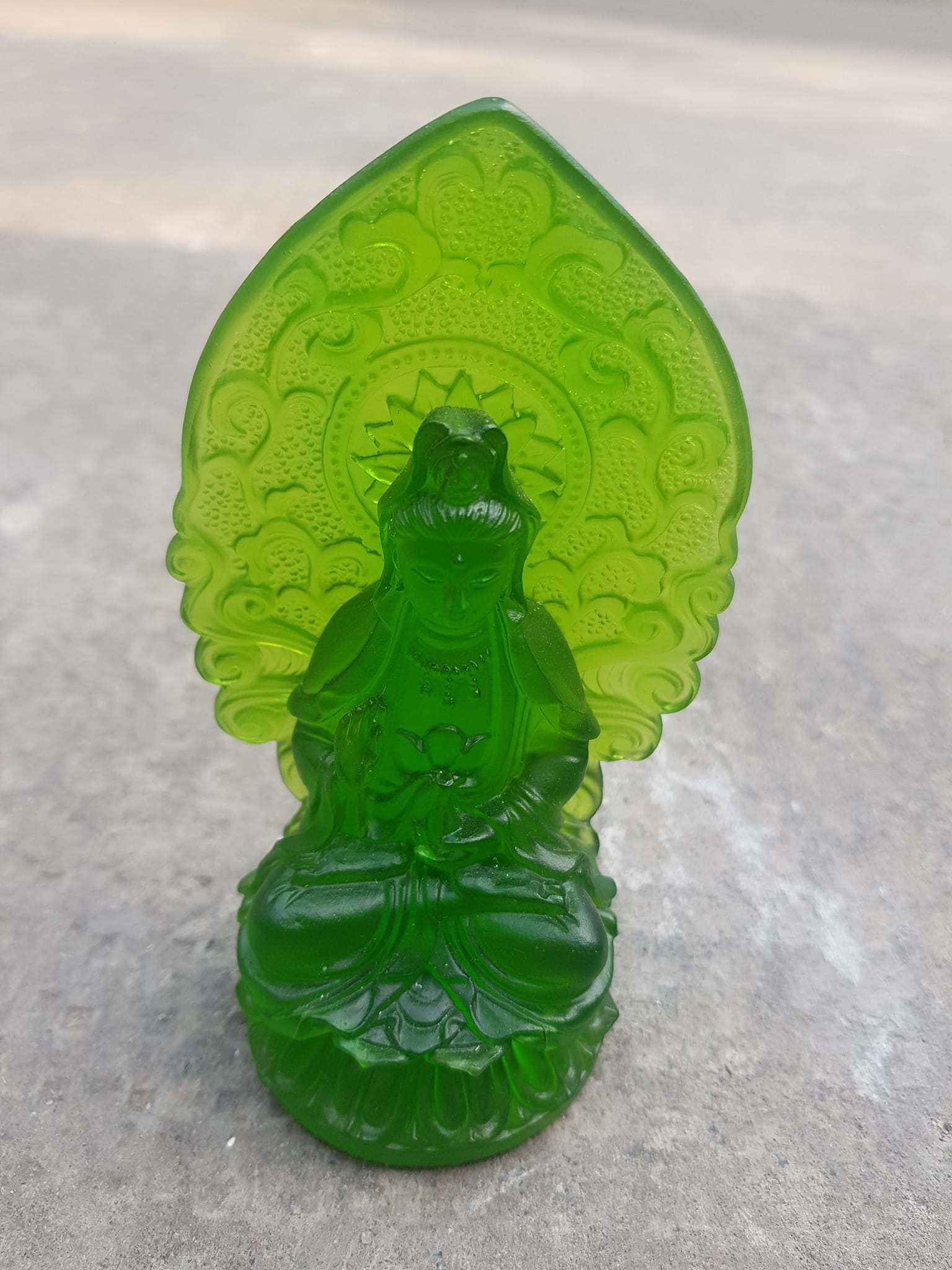 TƯỢNG PHẬT BÀ QUAN ÂM MỚI ĐÁ LƯU LY XANH LÁ TƯƠI ĐẸP ĐỂ TRONG XE HƠI hoặc BÀN cao 12cm x đk 7cm x đế 5cm CHUẨN HỢP ANH CHỊ Mệnh HỎA Mệnh MỘC Ạ