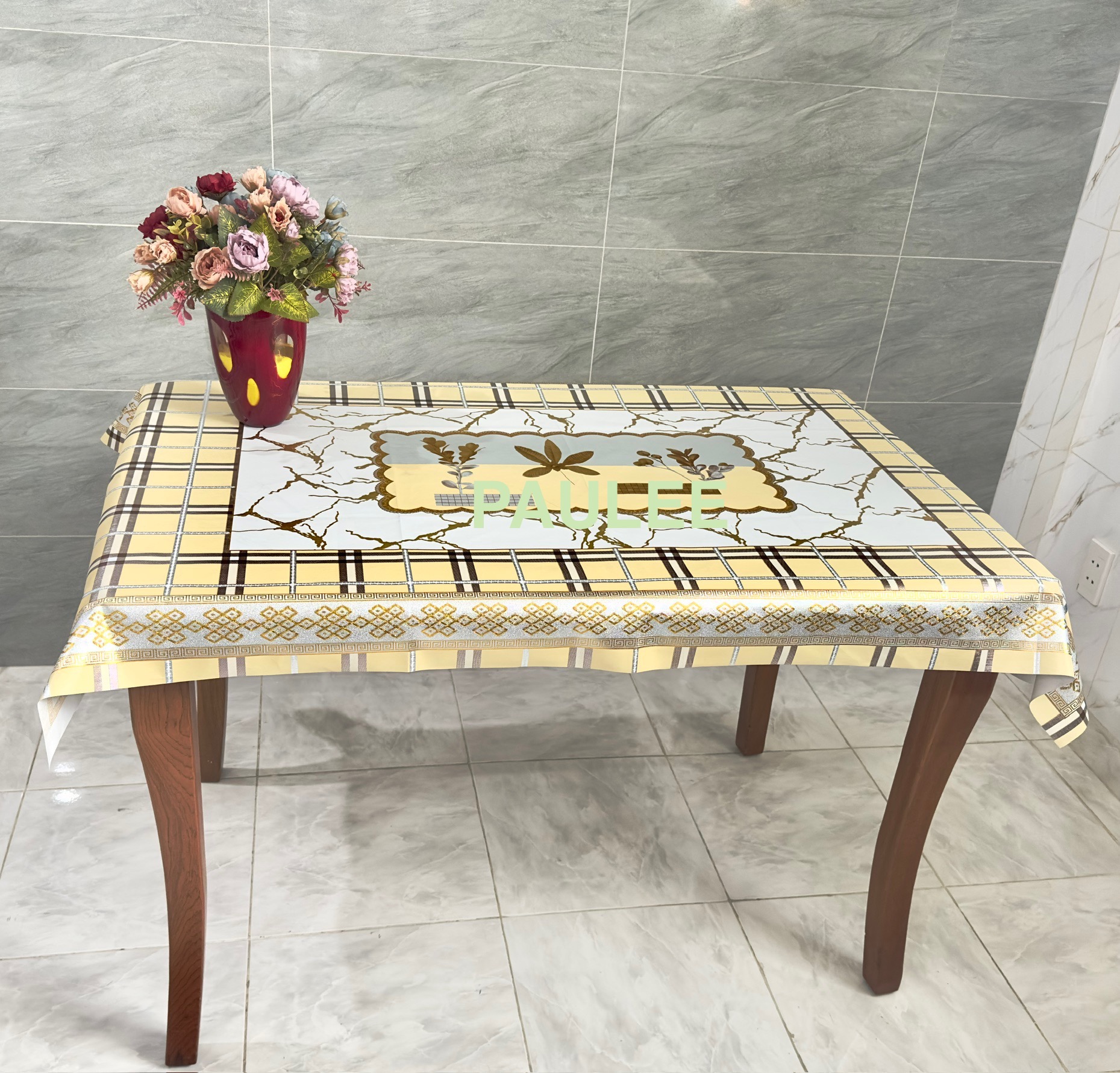 (Tặng 1 lót phần ăn 30x45 cm) Khăn trải bàn W.751 caro - nhũ vàng 90 x 150 cm, không thấm nước, dễ làm sạch