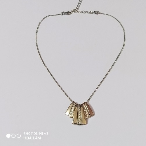 Vòng cổ nữ phong cách thanh lịch.