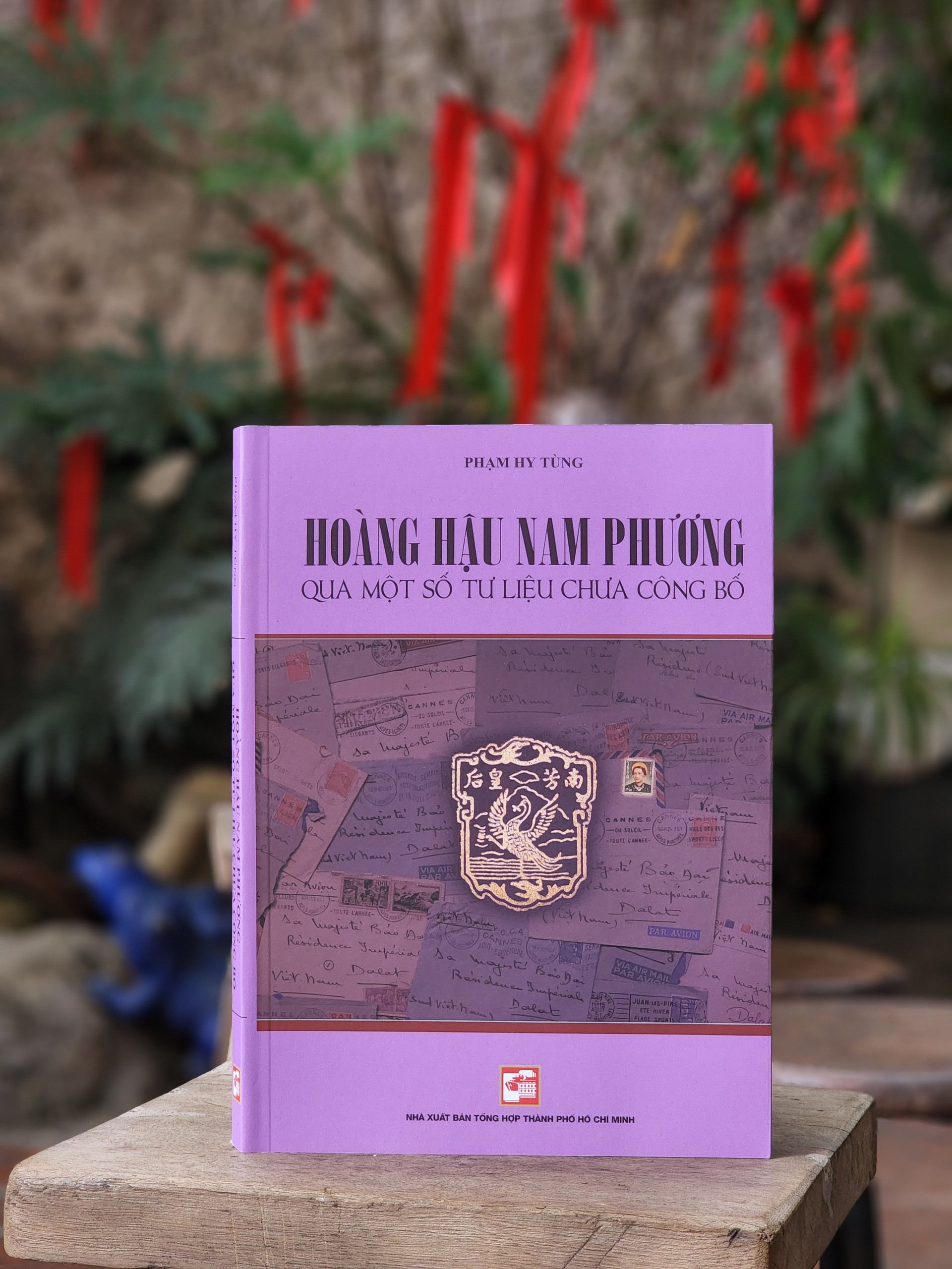 Hoàng Hậu Nam Phương Qua Một Số Tư Liệu Chưa Công Bố - Phạm Hy Tùng Nxb Tổng Hợp Tp Hồ Chí Minh Bìa Mềm