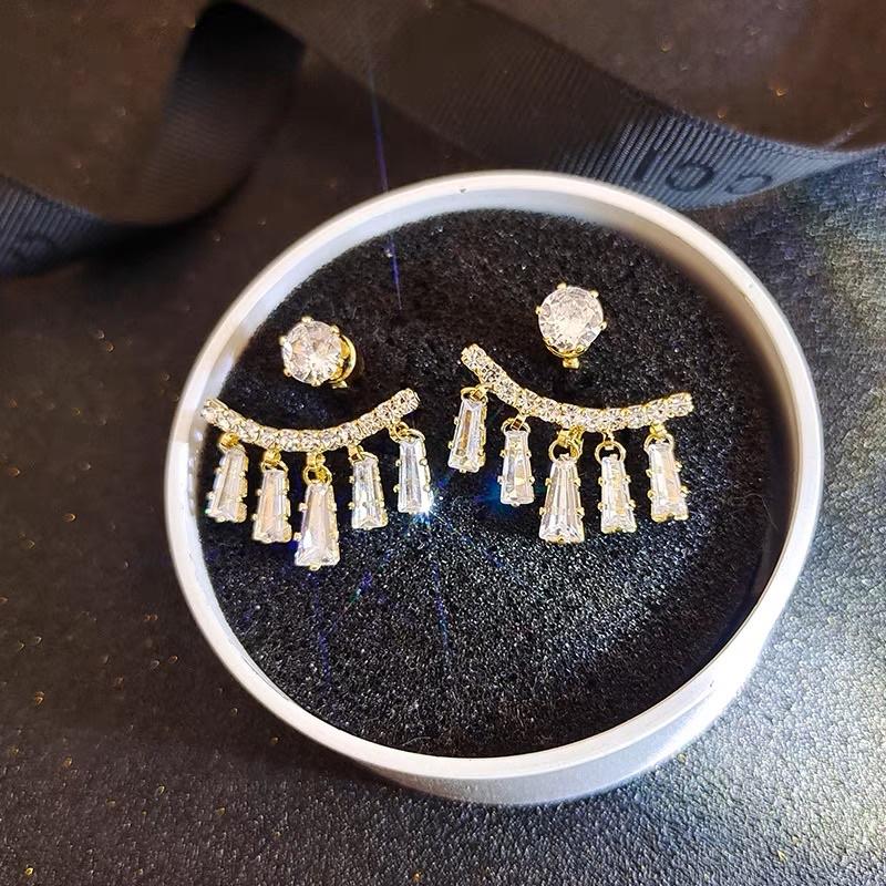 Hoa tai đính đá 5 giọt nước - Arora boutique