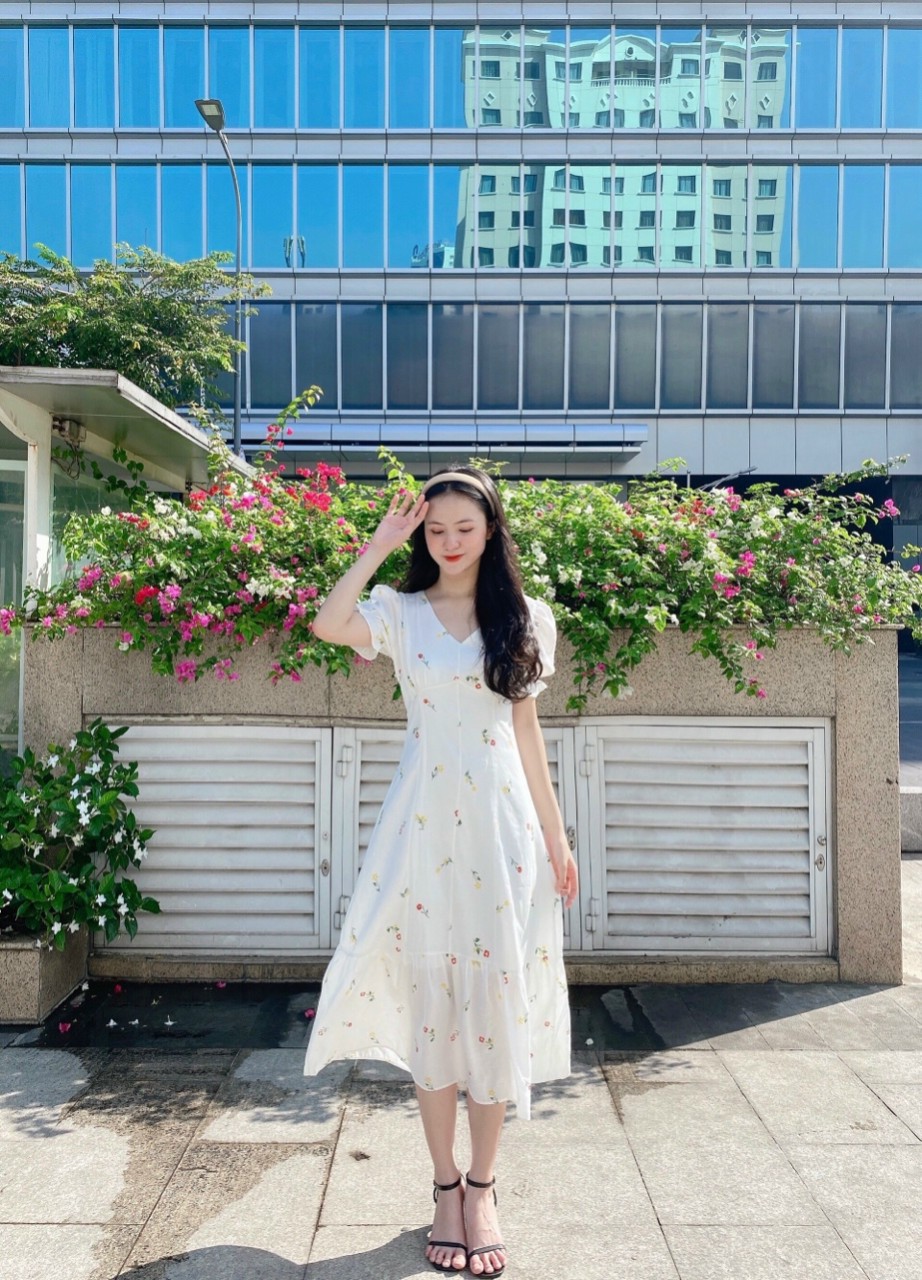 Đầm hoa nhí trắng cổ V nơ lưng, Váy hoa nhí cổ tim xòe vải thêu hoa mát mẻ Cao Cấp dáng xòe tay ngắn MiNhi
