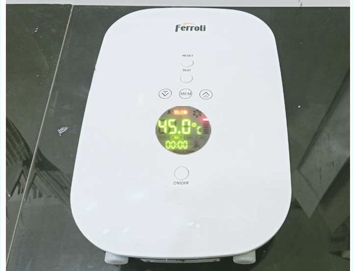 Máy nước nóng trực tiếp Ferroli SDN 4500W hiển thị điện tử hàng chính hãng.