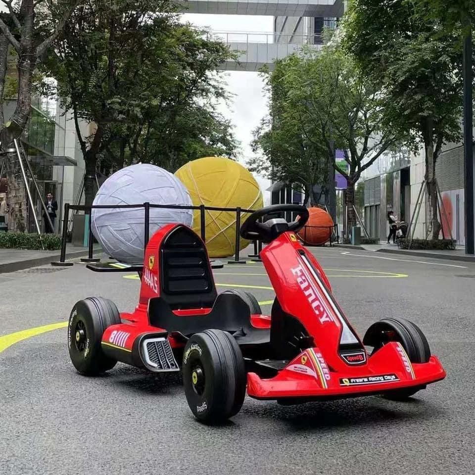 Ô tô điện trẻ em BABY - KID Kiểu dángThể Thao Drift Car F1 Cao cấp siêu ngầu 2 động cơ lớn ắc quy 12v (Đỏ-Vàng-Trắng)