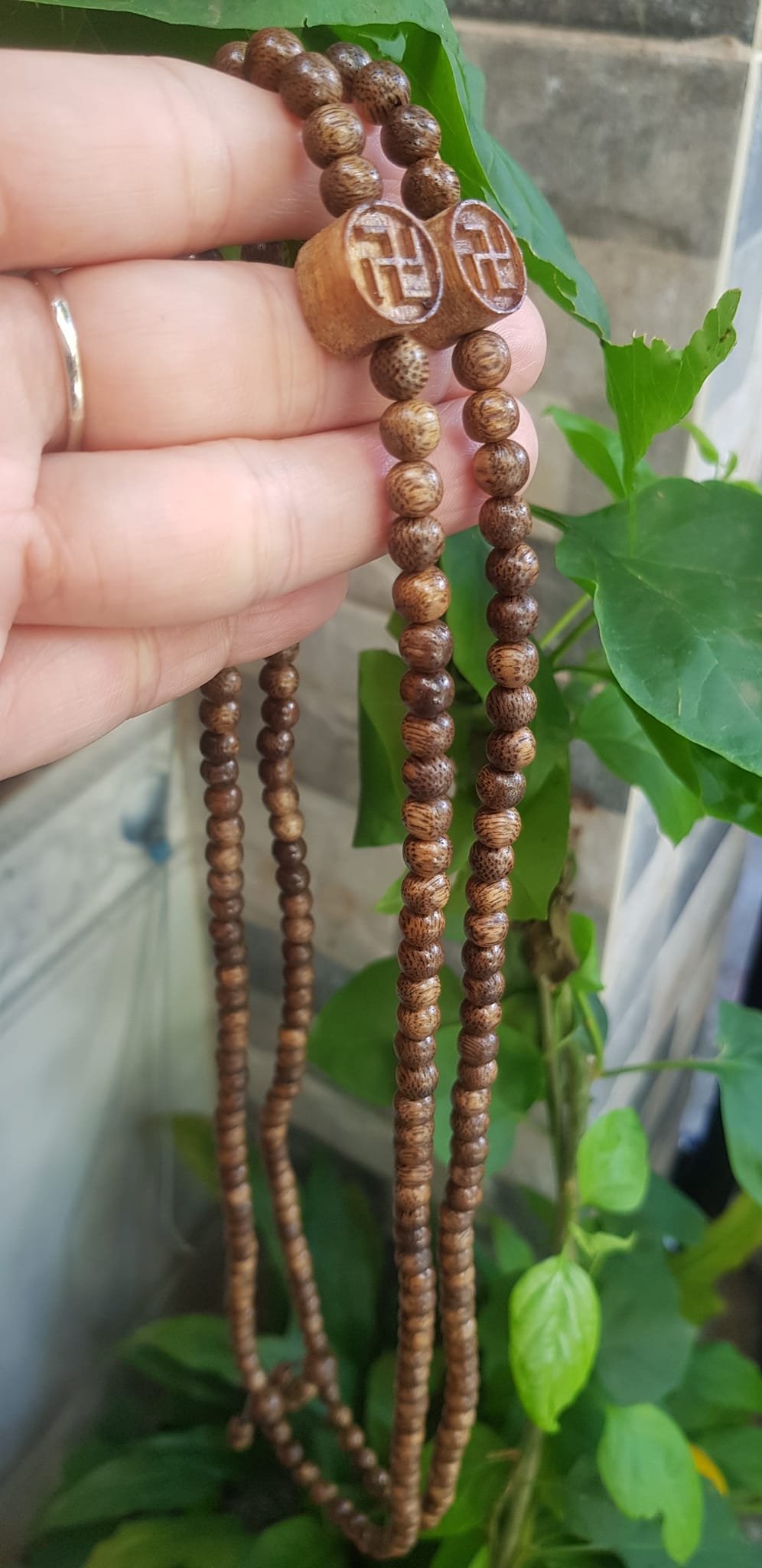 Vòng tay nữ gỗ trầm charm phối chữ Vạn kiểu đeo quấn tay 4 vòng Size hạt 6mm thơm nhẹ đeo tay Ý nghĩa Vạn sự như ý may mắn rất đẹp ạ