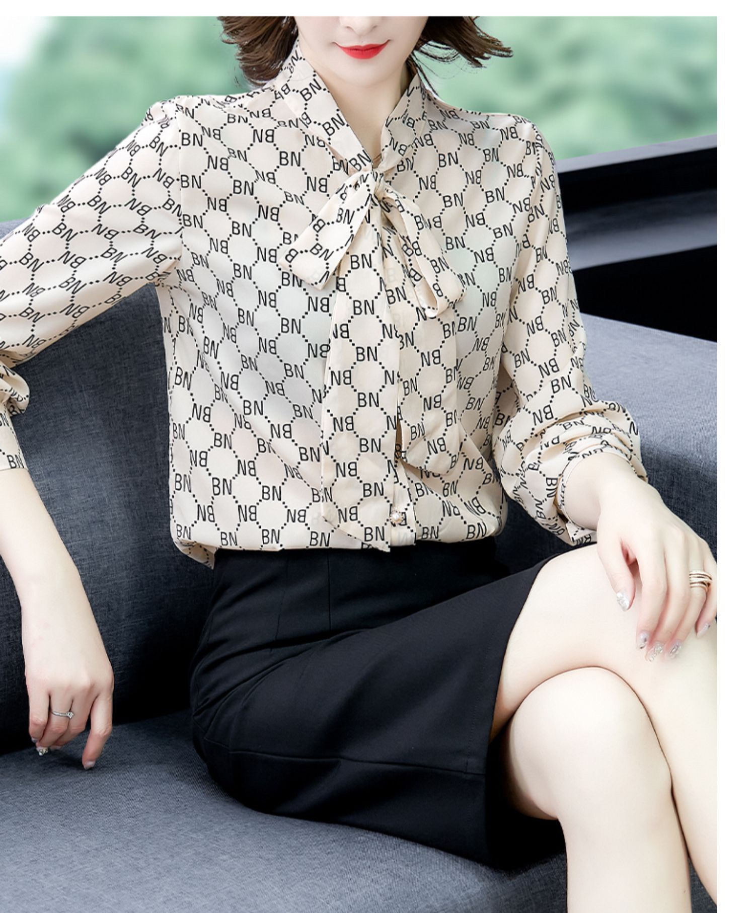 Áo sơ mi nơ họa tiết chữ BN