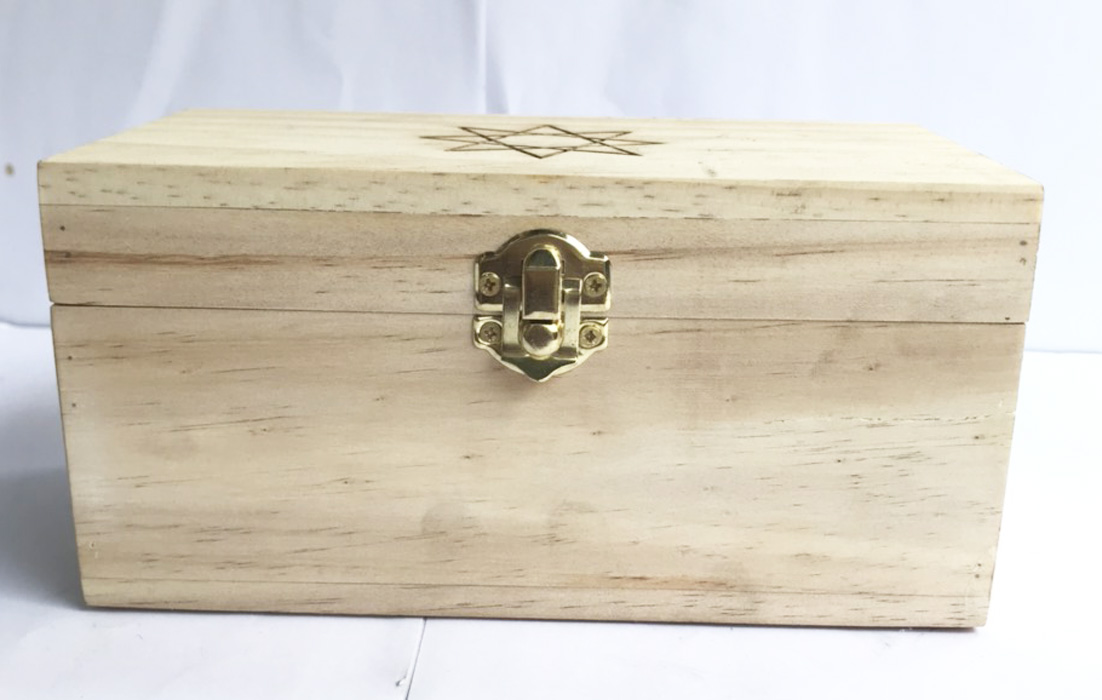 Hộp gỗ đựng quà , làm bằng 100% bằng gỗ thông mặt trên có khắc hình độc đáo thích hợp để vật dụng hoặc dùng làm quà tặng độc lạ.