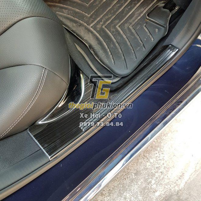 Bộ sản phẩm ỐP BẬC CỐP CẢ BỘ VÀ BẬC CỬA TRONG vân Titan xe Mercedes C