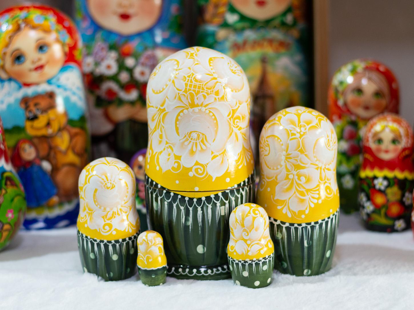 BỘ BÚP BÊ NGA MATRYOSHKA 5 LỚP 18CM HOA VĂN "MISA ÔM HOA VÀNG" RẤT ĐẸP VÀ DỄ THƯƠNG